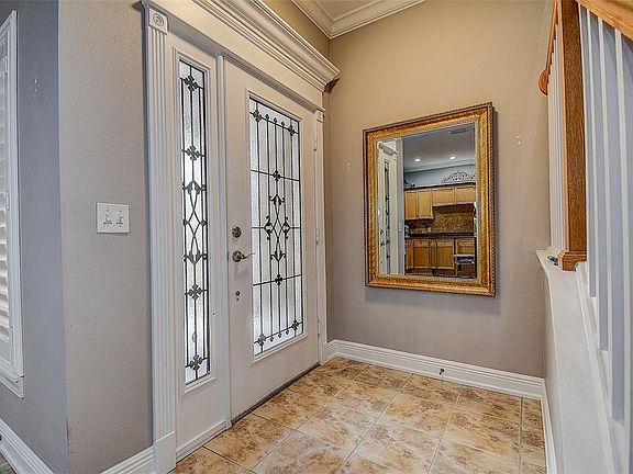 5th image of 256 Valencia Cir