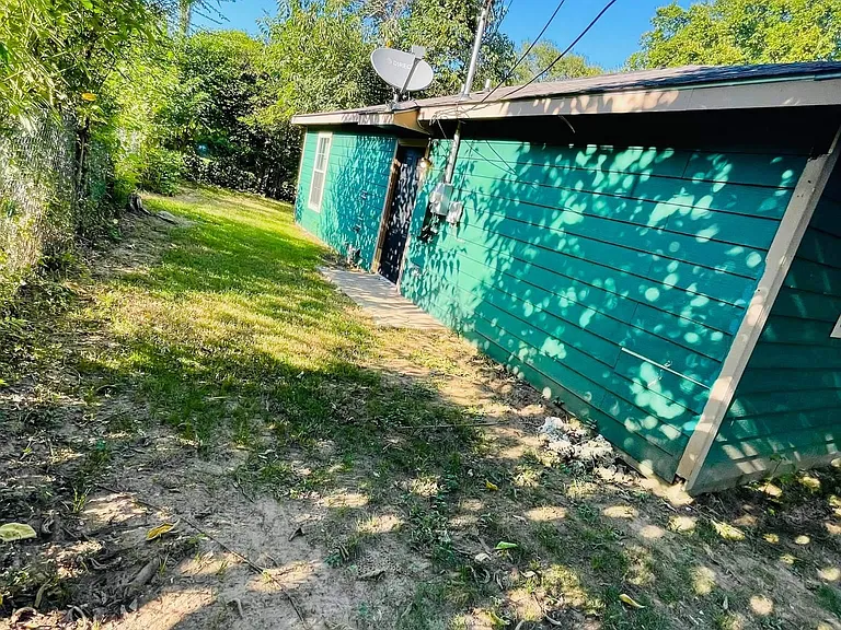11098 Hillside Dr — Photo 2