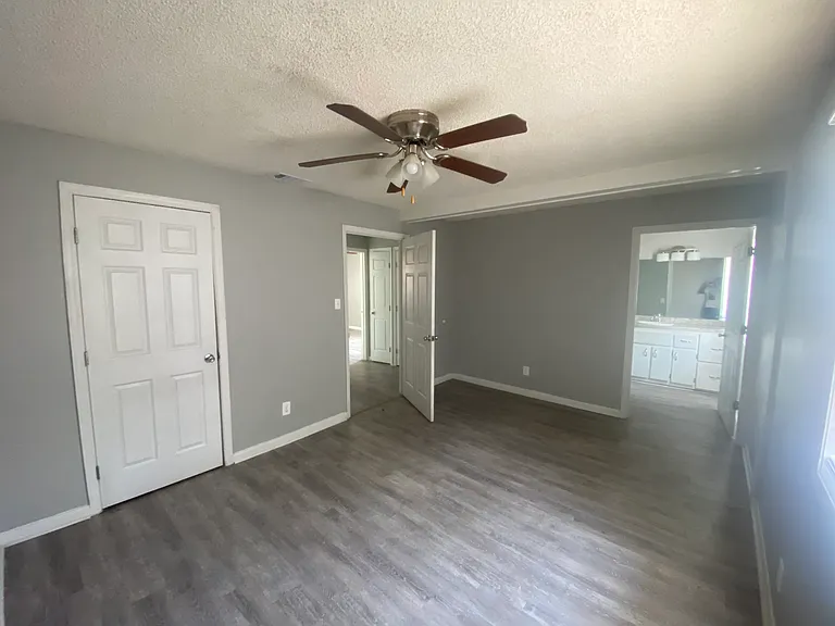 10 Crestwood Cir — Photo 2