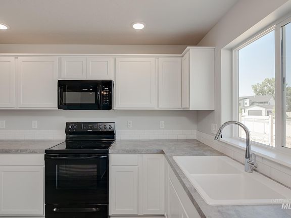 2nd image of 303 Black Onyx Ave