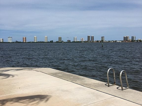3rd image of 810 Lake Shore Dr APT 27