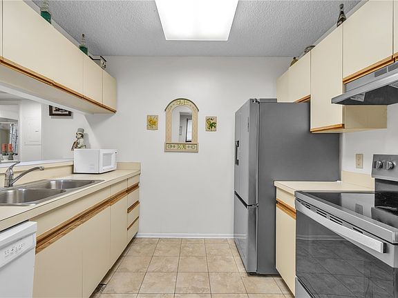 2nd image of 12 Plantation Dr APT 106