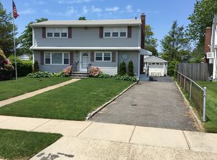 19 Croyden Ln, Hicksville, NY 11801