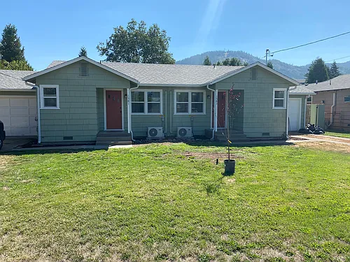 1851 SE Cloverlawn Dr Photo 1