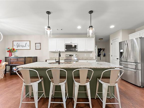 5th image of 494 Katherine Dr
