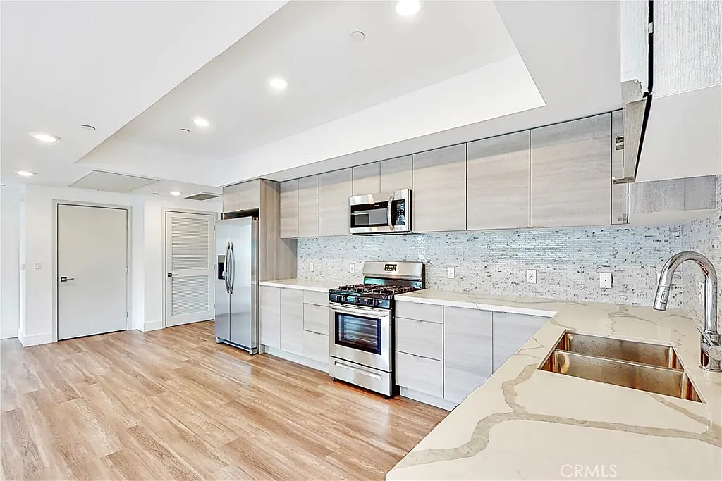 2 bed, 1100 sqft, $3,895 — Photo 2