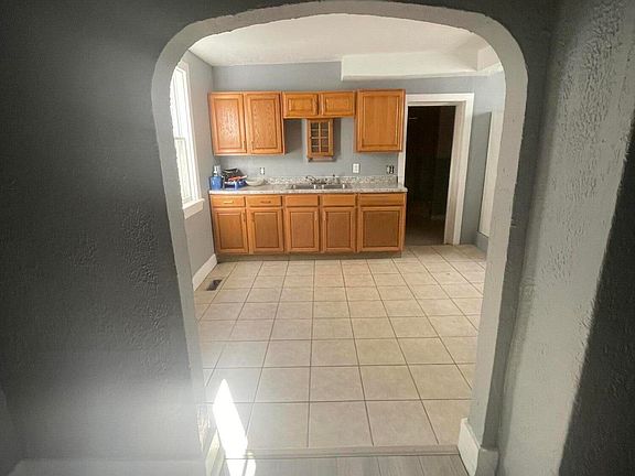 5th image of 332 Grove St