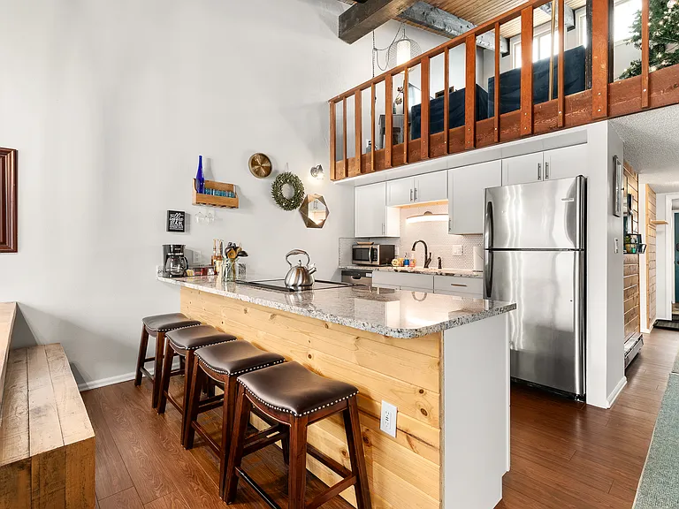 Kitchen | Breakfast Bar for 4