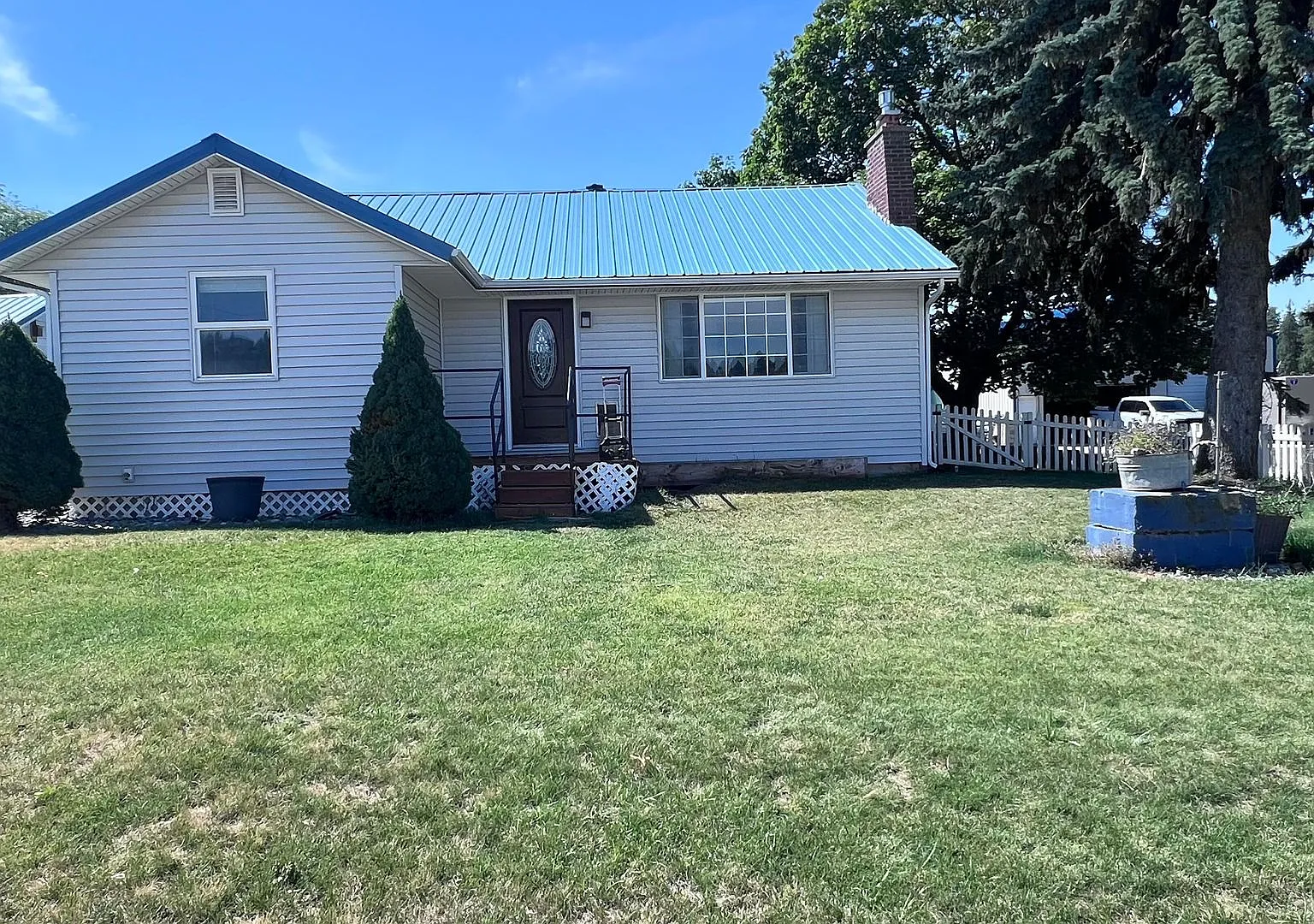 Charming 2 Bed, 2 Bath Farm-Style Home in Greenacres, WA! — Photo 1