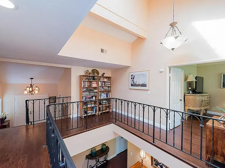 724 Valley Dr — Photo 16