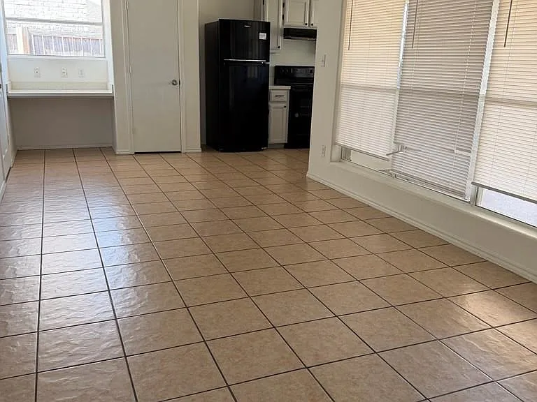 2336 Hamburg St — Photo 4