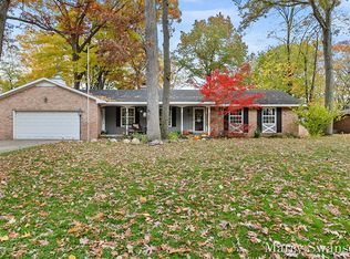 7272 Crestwood Ave, Jenison, MI 49428