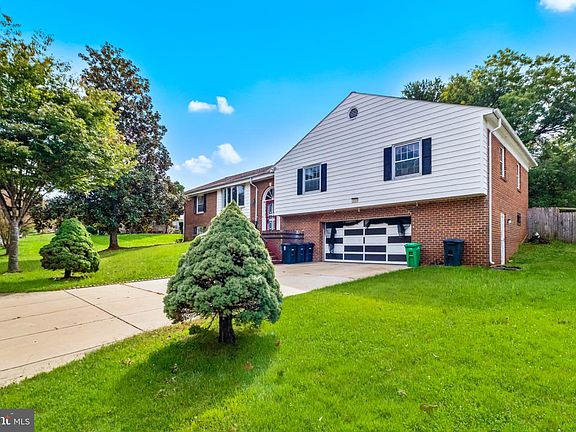 3rd image of 11511 Chantilly Ln