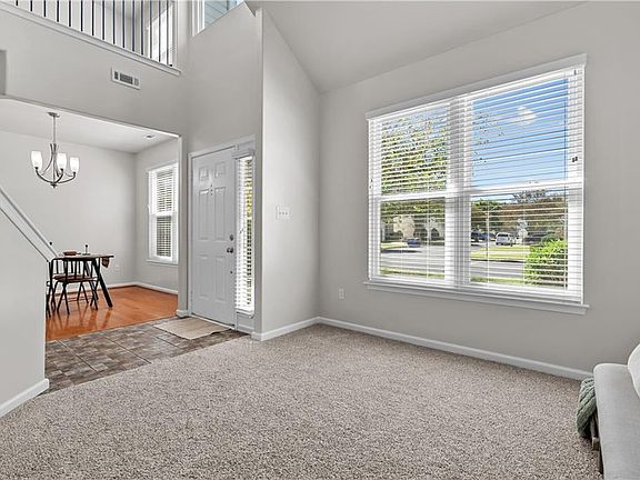 5th image of 901 Summerfield Cres