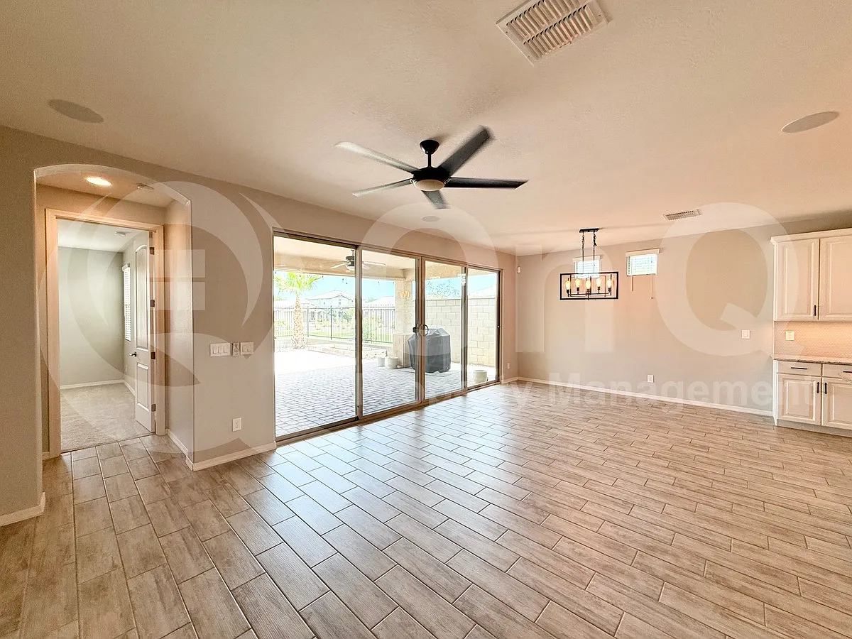 3 bed, 2.5 bath, 1803 sqft, $2,399 — Photo 3