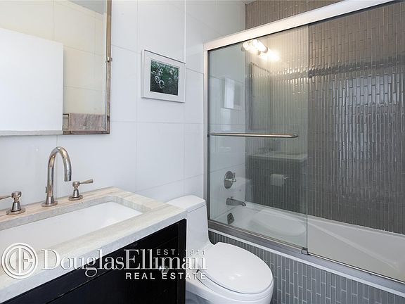 4th image of 211 E 46th St #34A