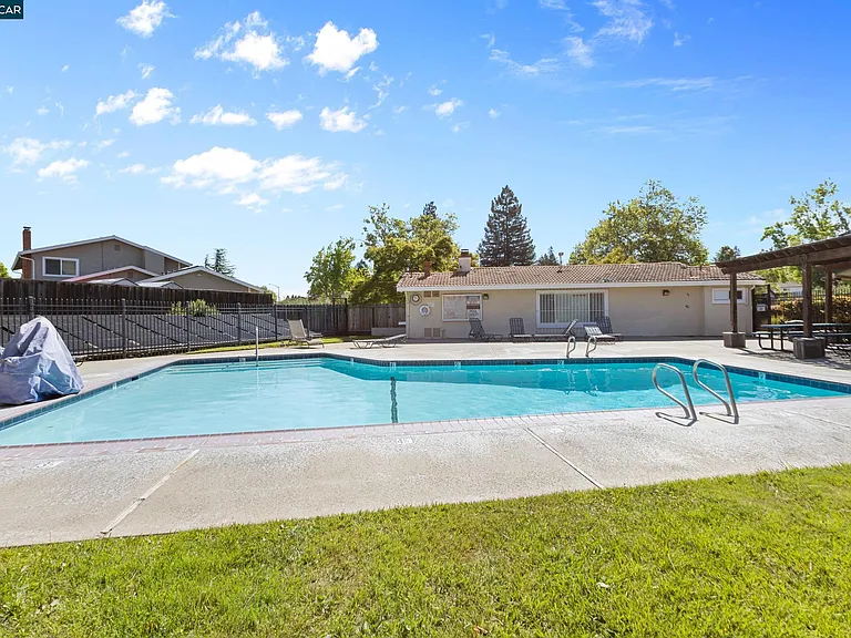 301 Domingo Ct — Photo 37