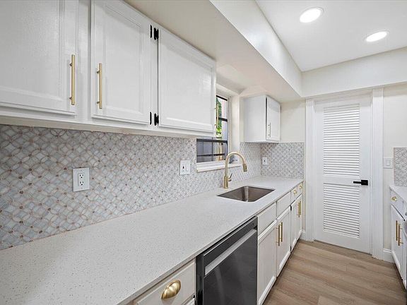 5th image of 638 W Kalmia Drive