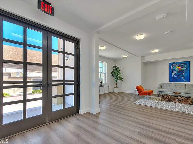 501 W Foothill Blvd #300 — Photo 4