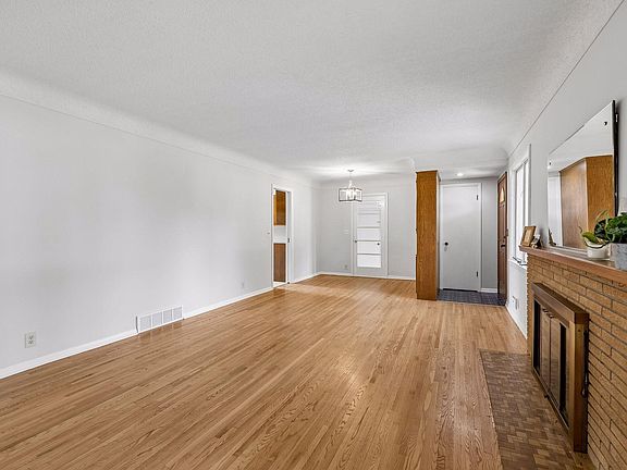 5th image of 10013 Fremont Ave S