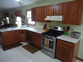 4th image of 1042 Creekview Ln