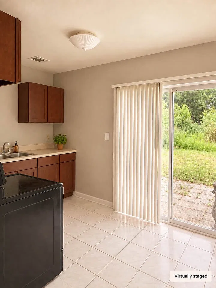 3 bed, 1000 sqft, $1,800 — Photo 1