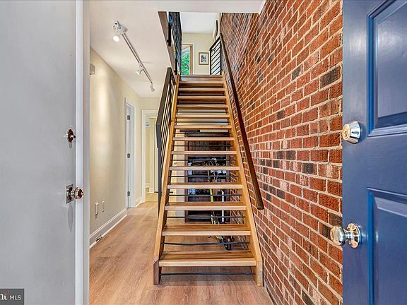3rd image of 904 Wawaset St