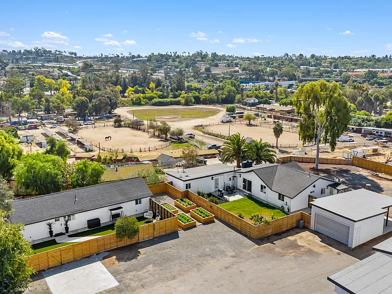 3945 Alta Loma Dr #B — Photo 11