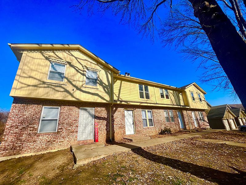 1st image of 405 NE Highland Ln