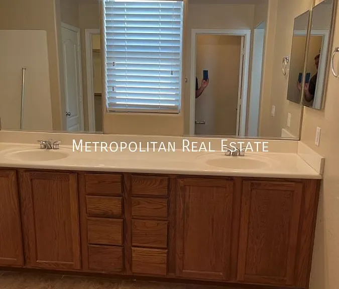 2547 E Bart St — Photo 11