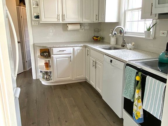 5th image of 2102 Laura Ln