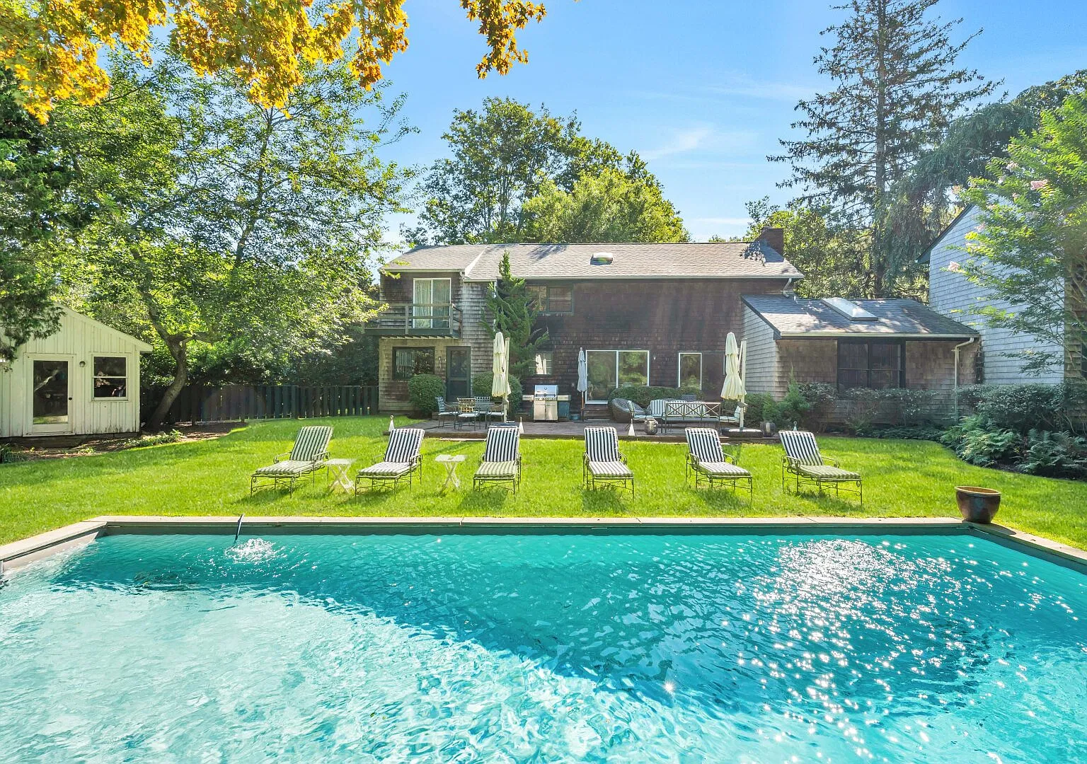 Classic shingle-style home, private, heated pool, close to beach — Photo 2