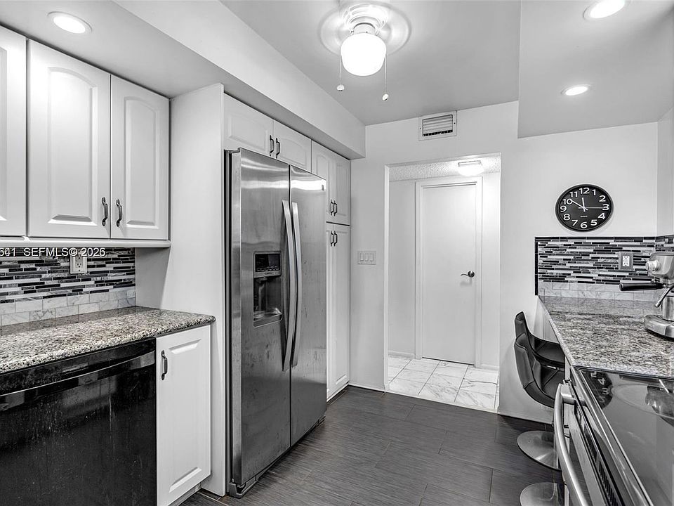 1st image of 1000 Parkview Dr APT 715