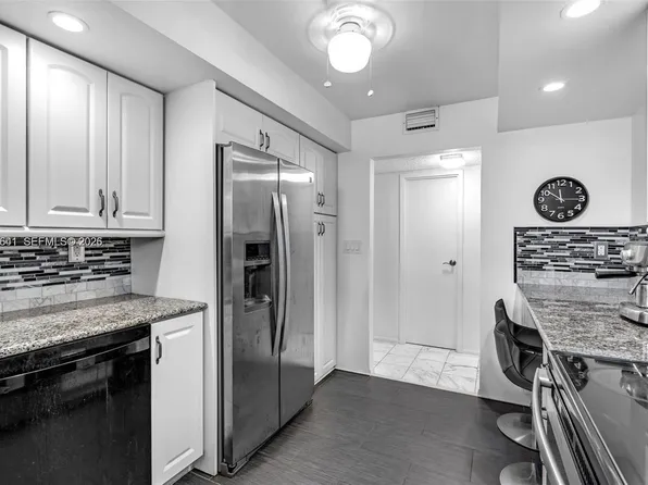 1000 Parkview Dr APT 715, Hallandale, FL 33009