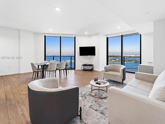 4th image of 398 NE 5th St APT 3209
