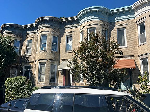 2nd image of 152 E 35th St