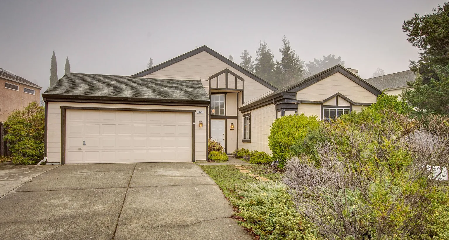 747 Rose Dr photo 1