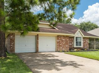 327 El Toro Ln, Webster, TX 77598