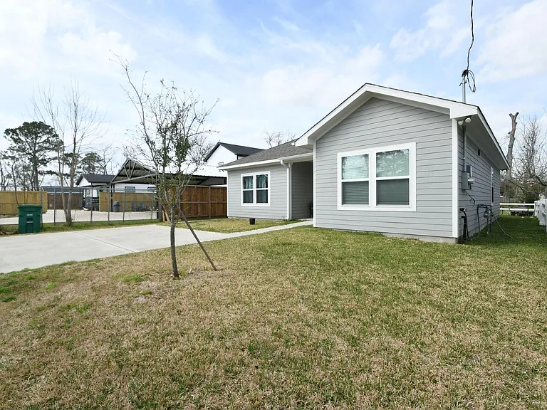5817 Gaston St — Photo 3