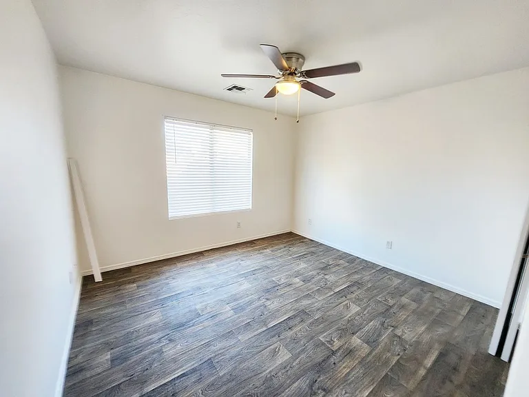12574 W Lisbon Ln — Photo 9