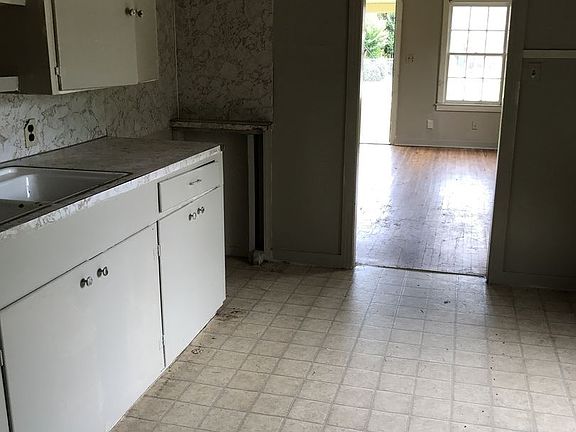 5th image of 3811 Conway St