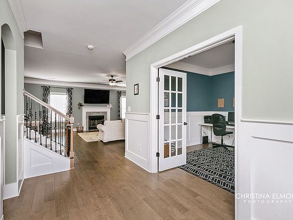 4th image of 417 Newport Ave