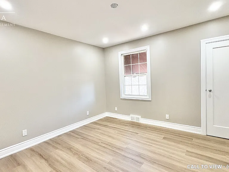 1052 King St E — Photo 9