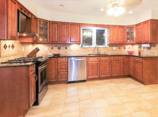 17 Norwood Ln, Ronkonkoma, NY 11779