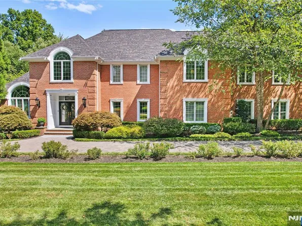 309 Waterview Dr, Franklin Lakes, NJ 07417