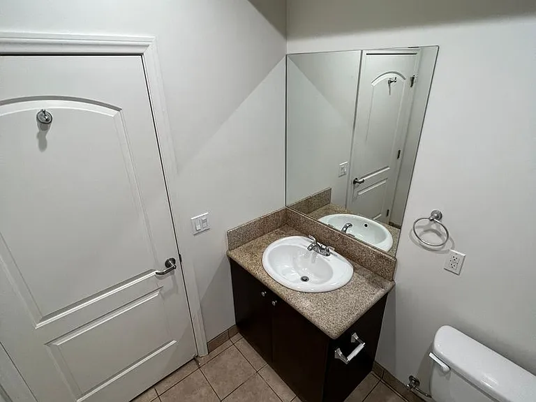 Yaya Laurel 1 Apartments — Photo 28