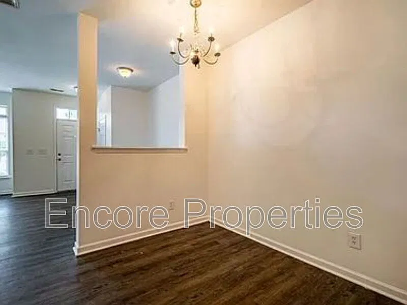 3 bed, 2.5 bath, 1700 sqft, $1,595 — Photo 3