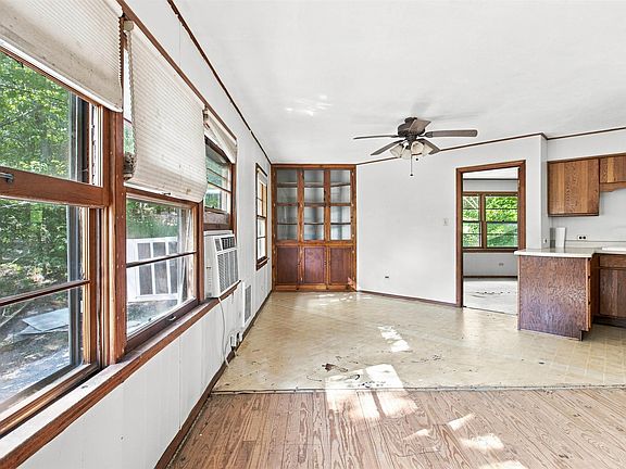 5th image of 542 Capewood Ln