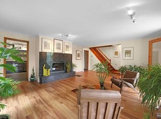 8 Maple St, Edgewater, NJ 07020