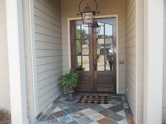 3rd image of 302 Wellington Ct